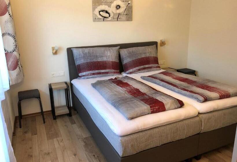 标准工作室带阳台, Haus Marjanne