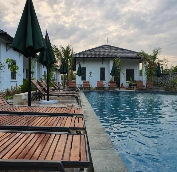 اتاق استاندارد با چشم‌انداز استخر, Coco Village Phu Quoc Resort