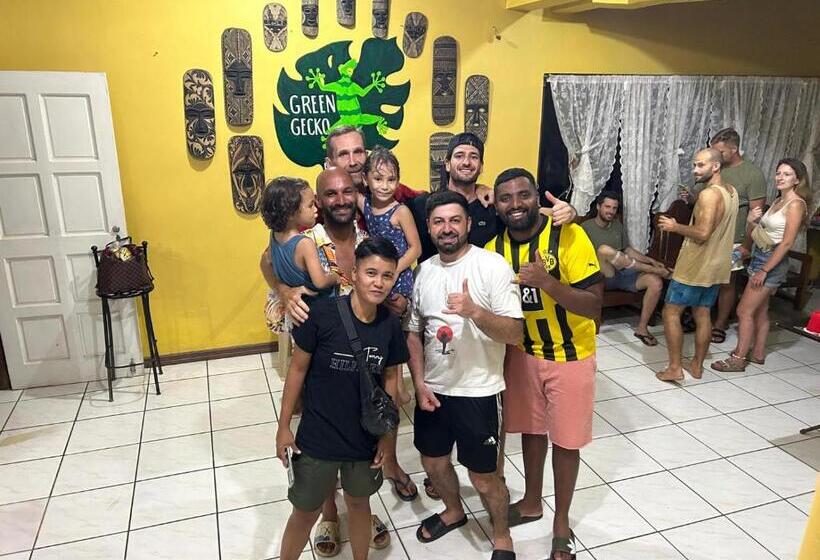 اتاق لوکس خانوادگی, Screaming Gecko Hostel