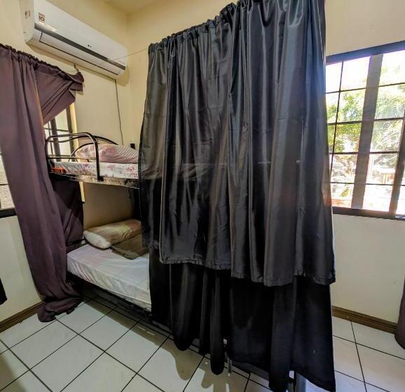 تختخواب در اتاق مشترک, Screaming Gecko Hostel