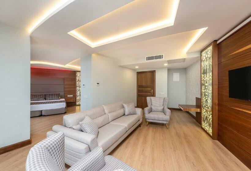 اتاق لوکس با بالکن و چشم‌انداز دریا, The Marilis Hill Resort