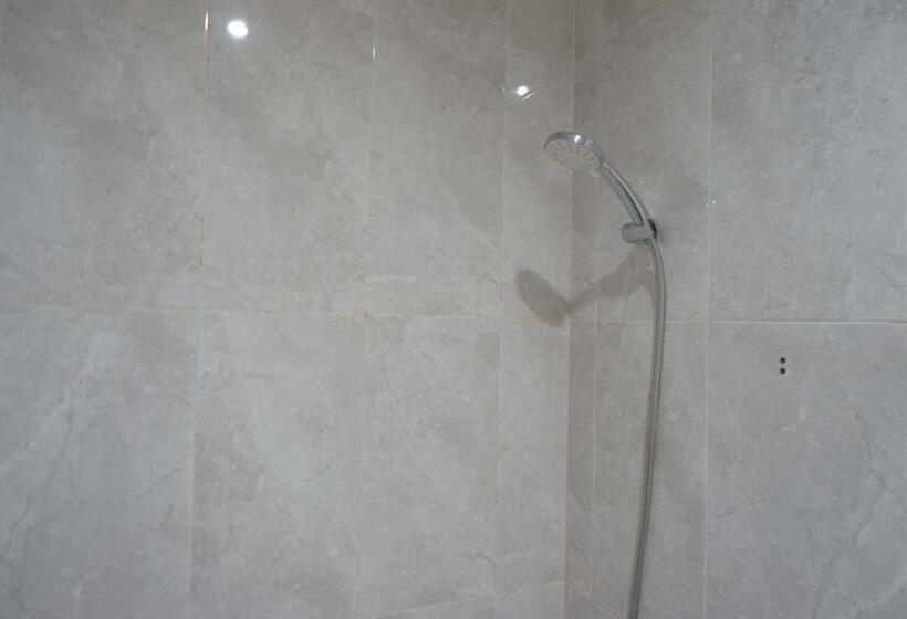 豪华房间, Reddoorz Syariah Near Mutiara Sis Al Jufrie Airport Palu 2