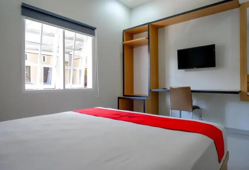 デラックスルーム, Reddoorz Syariah Near Mutiara Sis Al Jufrie Airport Palu 2