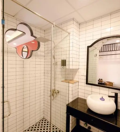 اتاق استاندارد با تخت بزرگ, The Fancy House