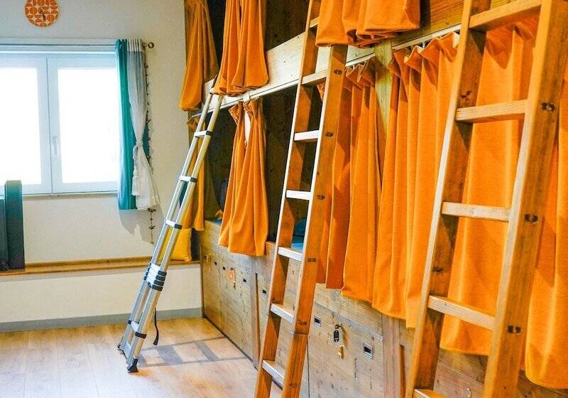 سرير فى غرفة مشتركه, Sanskriti