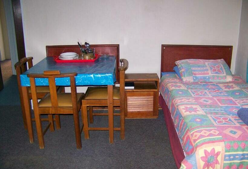 اتاق استاندارد سه نفره, Strelitzia Guest House