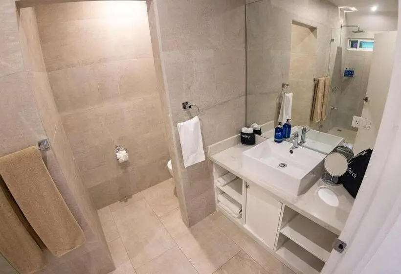 اتاق لوکس چهار تخته, Aves Hotel Montezuma