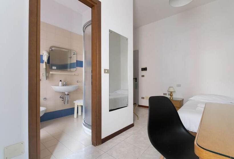 اتاق استاندارد یک نفره, Uniho Hostel