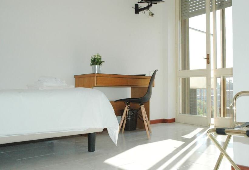 اتاق استاندارد یک نفره, Uniho Hostel