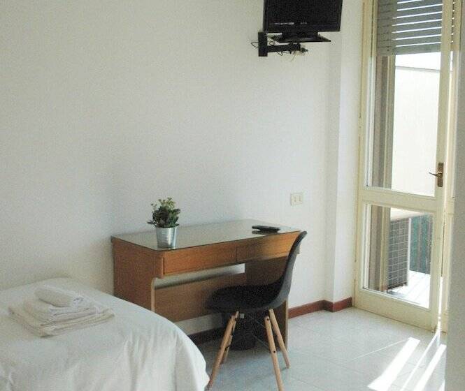 اتاق استاندارد یک نفره, Uniho Hostel