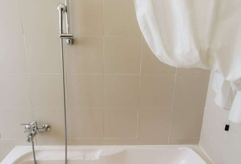 اتاق استاندارد سه نفره, Uniho Hostel