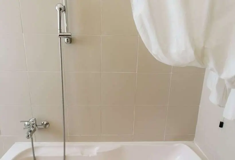 اتاق استاندارد سه نفره, Uniho Hostel