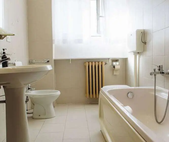 اتاق استاندارد سه نفره, Uniho Hostel