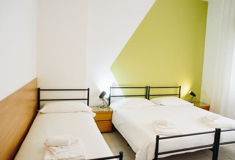 اتاق استاندارد سه نفره, Uniho Hostel