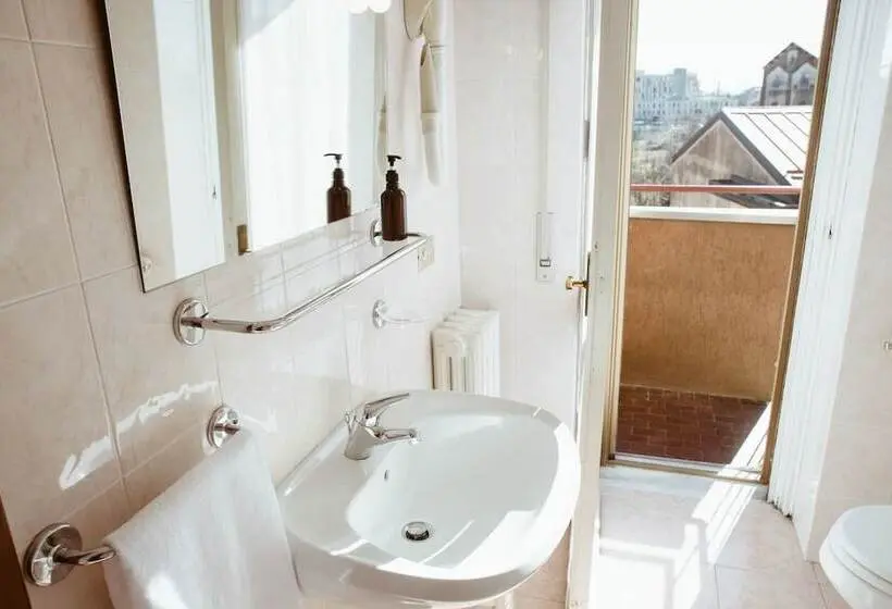 اتاق استاندارد چهار تخته, Uniho Hostel