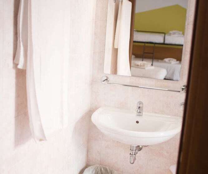 اتاق استاندارد چهار تخته, Uniho Hostel