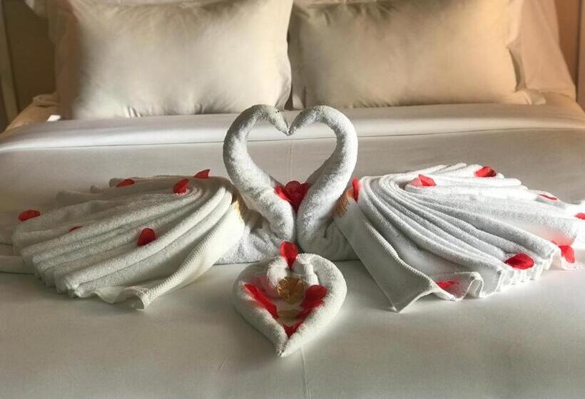 اتاق استاندارد با چشمانداز استخر, Boun S