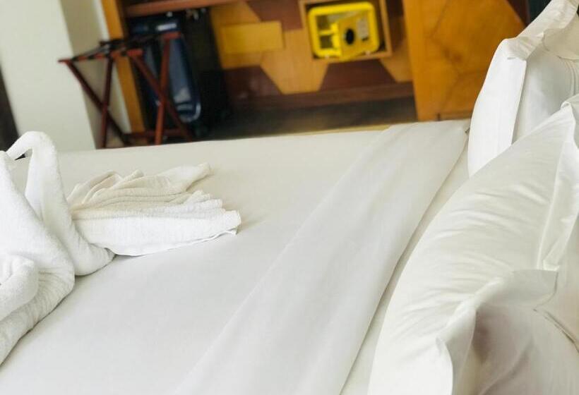 سوئیت با وان آب گرم, Boun S