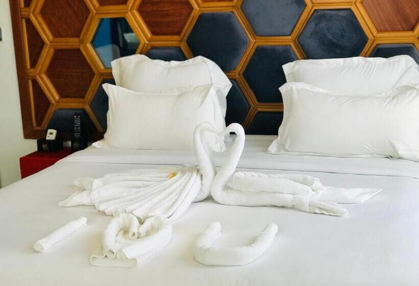 سوئیت با وان آب گرم, Boun S