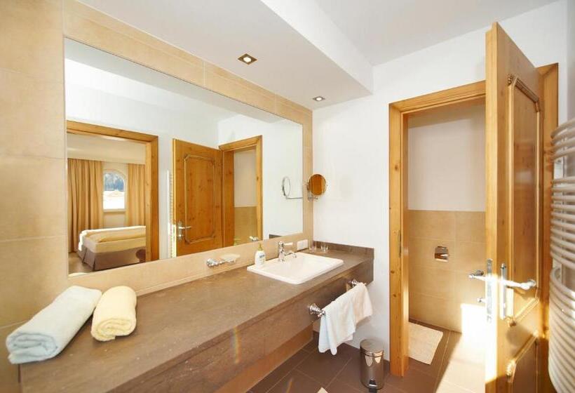 غرفة ديلوكس, Lisa