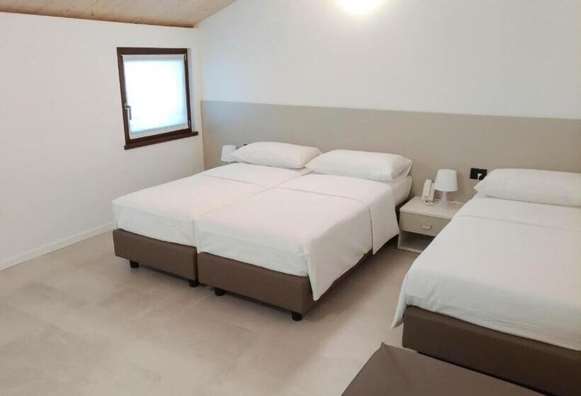 غرفة قياسية ثلاثية, La Corte Room & Relax