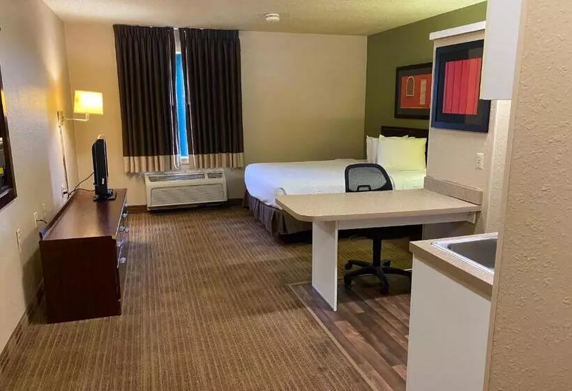 身障者適用クイーンサイズベッドルーム, Suburban Studios Auburn Hills   Detroit
