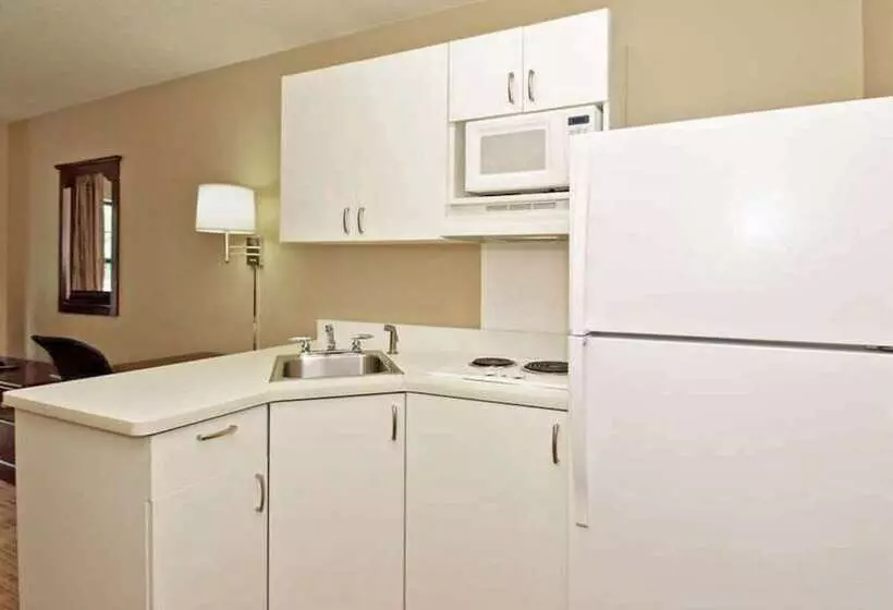 سوئیت برای معلولان, Suburban Studios Minneapolis Bloomington