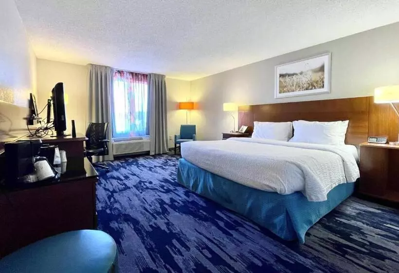 キングサイズベッドのスタンダードルーム, Fairfield Inn & Suites Jackson Airport