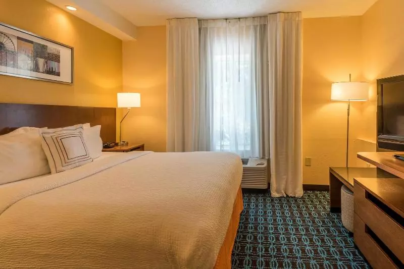 キングサイズベッドのスタンダードルーム, Fairfield Inn & Suites Savannah I95 South