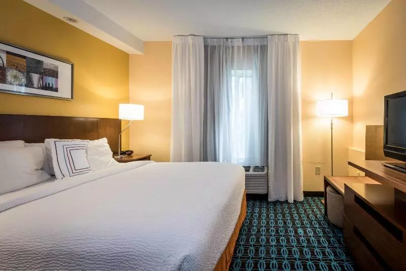 キングサイズベッドのスタンダードルーム, Fairfield Inn & Suites Savannah I95 South