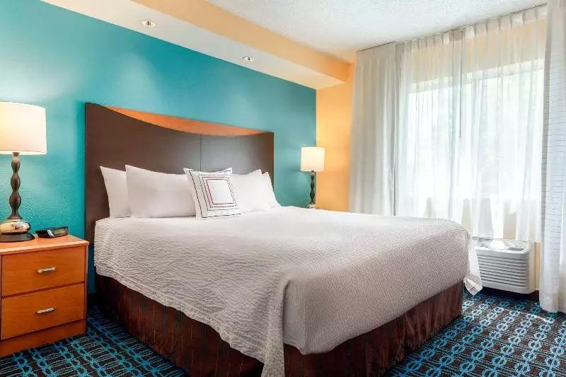 キングサイズベッドのスタンダードルーム, Fairfield Inn & Suites Stevens Point