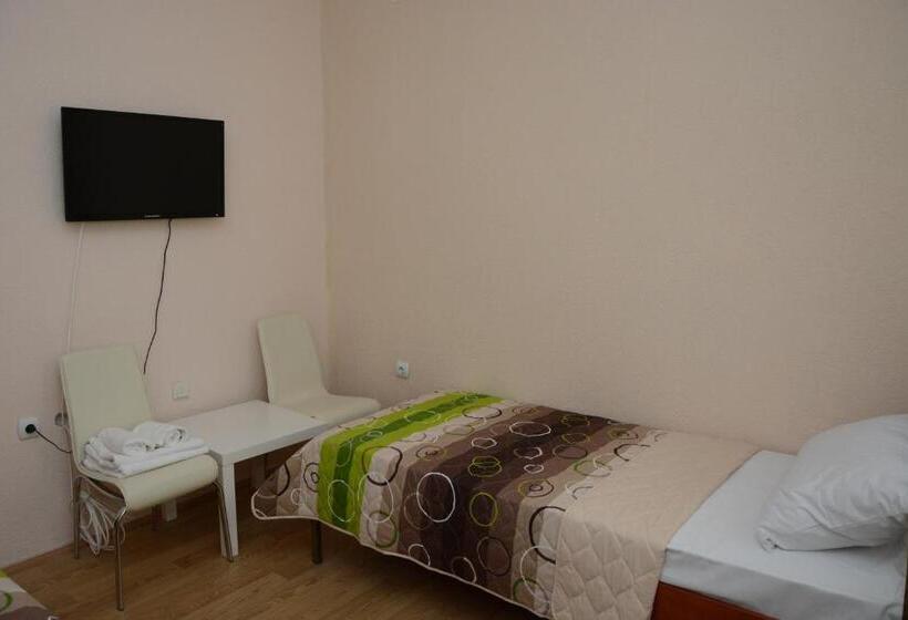 Standard Yhden Hengen Huone, Villa Grand Bitola