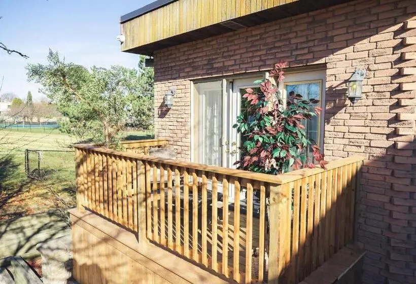 اتاق خانوادگی, Newton Villa