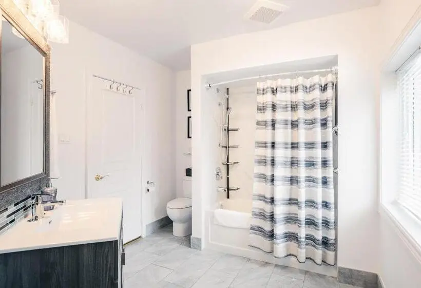 اتاق لوکس با تخت بزرگ, Newton Villa