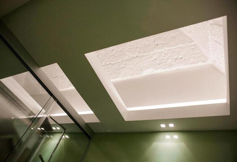 اتاق استاندارد با بالکن, Vingt Sept