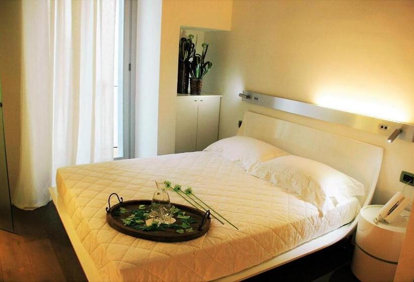 اتاق استاندارد با بالکن, Vingt Sept