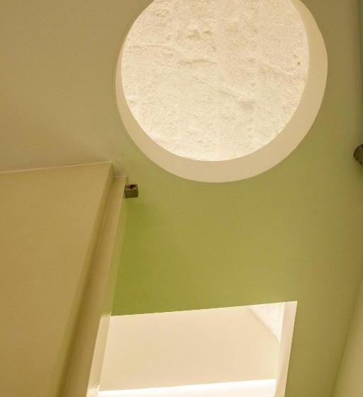 اتاق استاندارد با بالکن, Vingt Sept