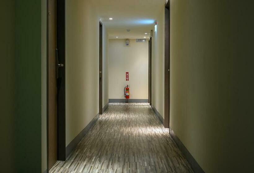 اتاق استاندارد سه نفره, P Inn
