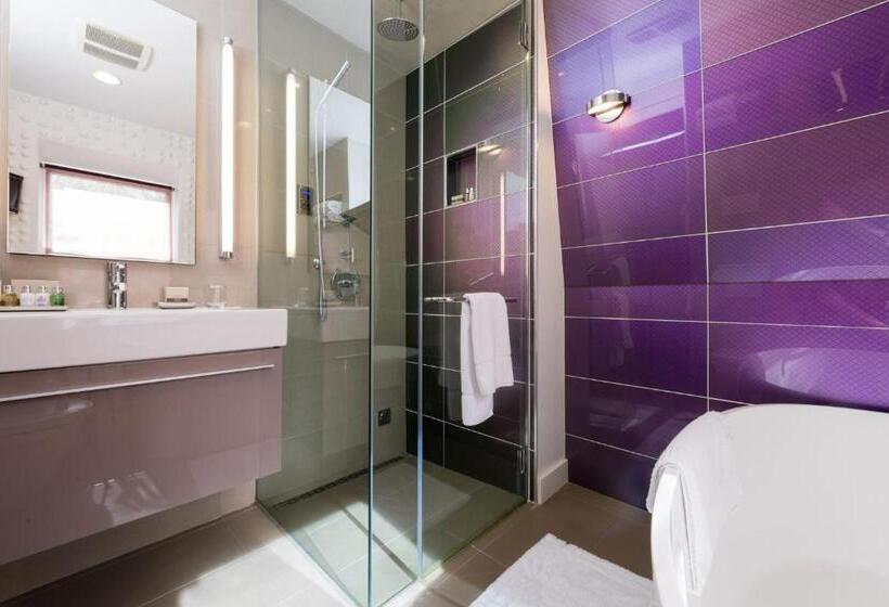 סוויטת ג'וניור עם מסג'ר מים, Relais Chateaux Camden Harbour Inn