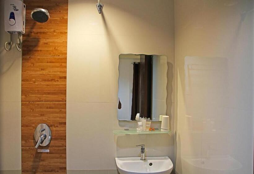 带阳台的豪华间, Layang Layang Home