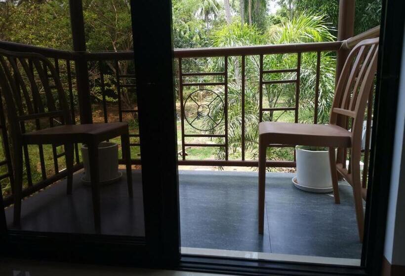 带阳台的豪华间, Layang Layang Home