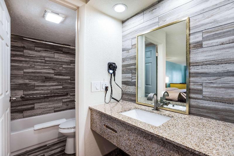 스위트 킹사이즈 침대, Baymont By Wyndham Orlando Downtown