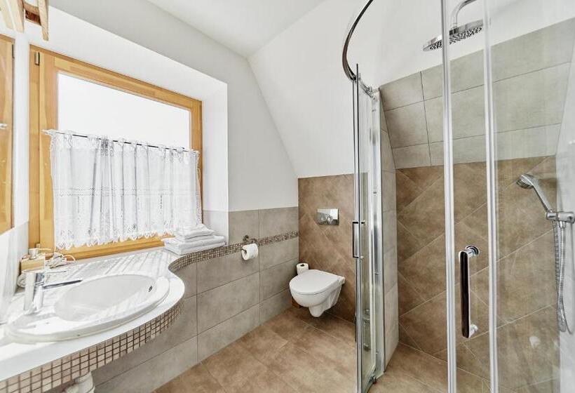 Standard Neljän Hengen Huone, Hel