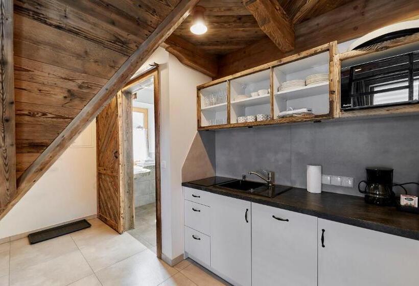 Standard Neljän Hengen Huone, Hel