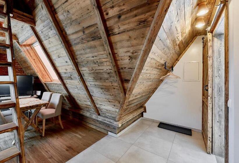 Standard Neljän Hengen Huone, Hel