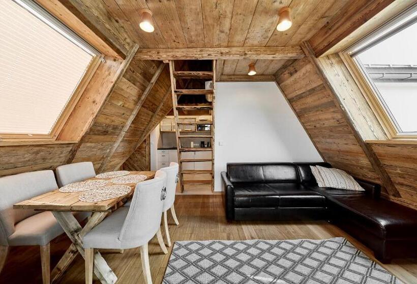 Standard Neljän Hengen Huone, Hel