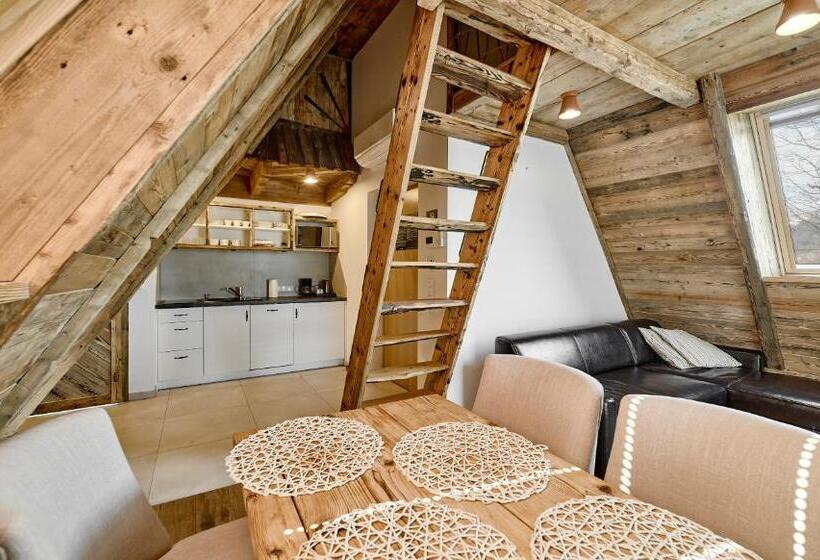 Standard Neljän Hengen Huone, Hel