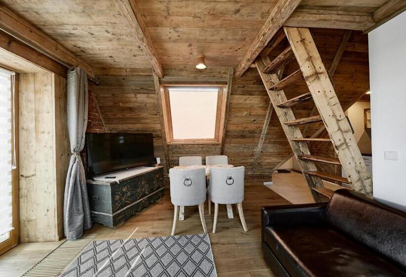 Standard Neljän Hengen Huone, Hel