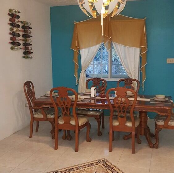 خانه 1 خوابه, Pat's Palace