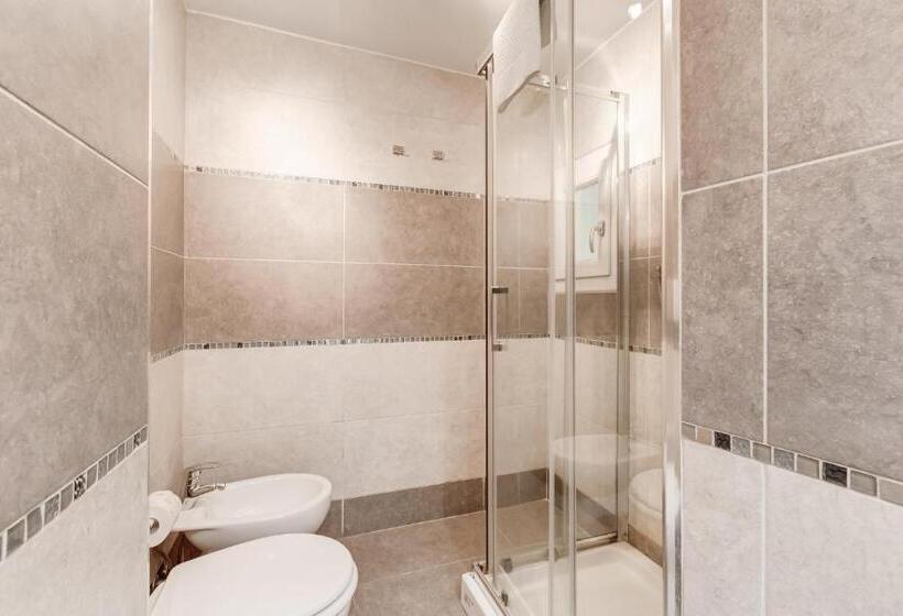 اتاق استاندارد سه نفره, Vaticano 38 Suites
